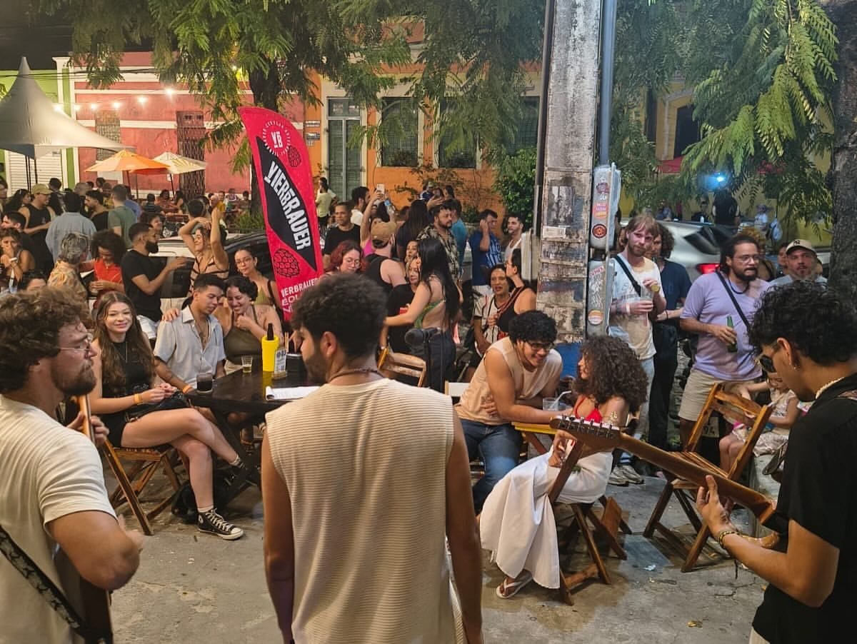 Fim de tarde na calçada, com os casarões coloridos do Centro Histórico atrás