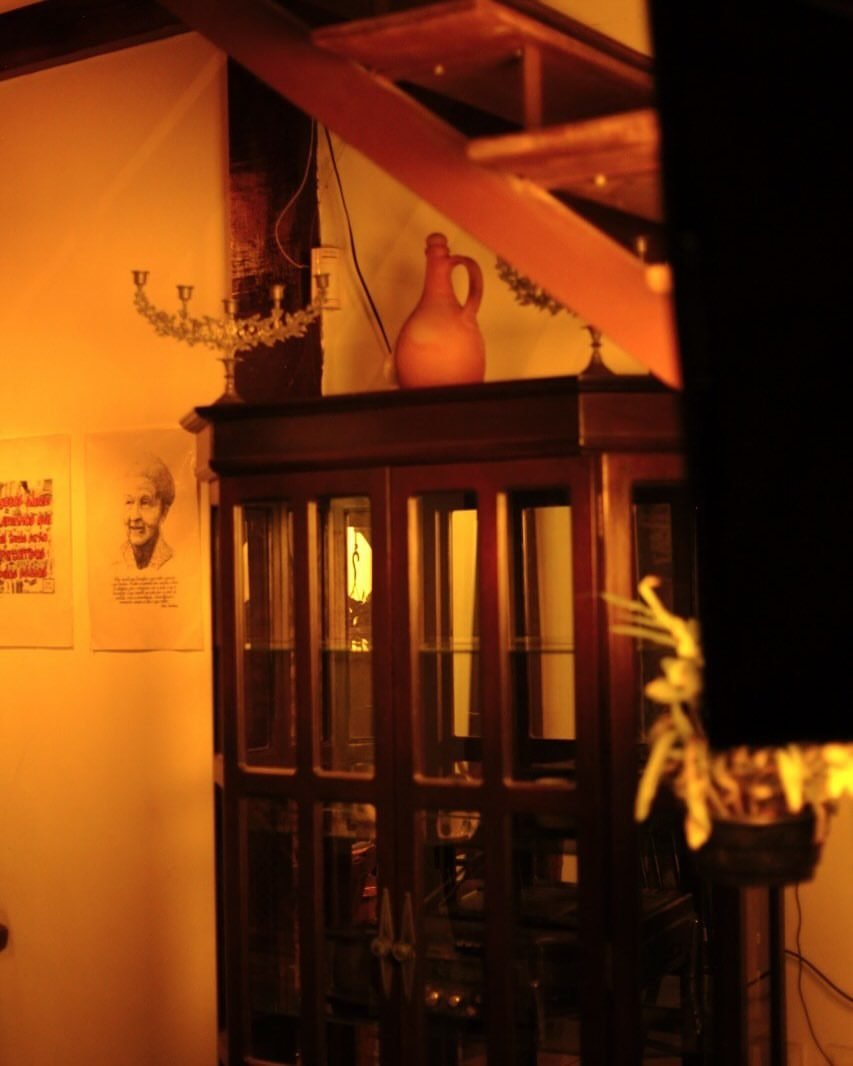 Luz baixa de lâmpada sobre as mesas, já de noite