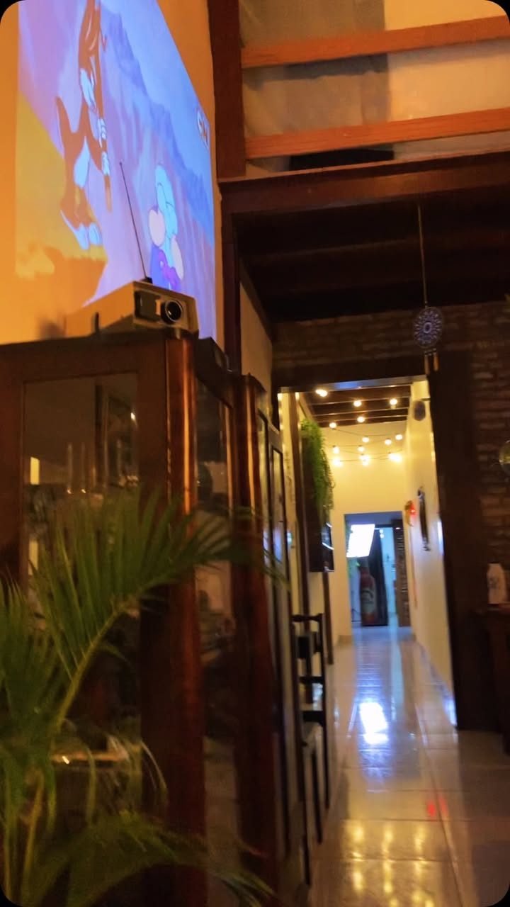 Projeção de vídeo na parede, durante o CineMusic
