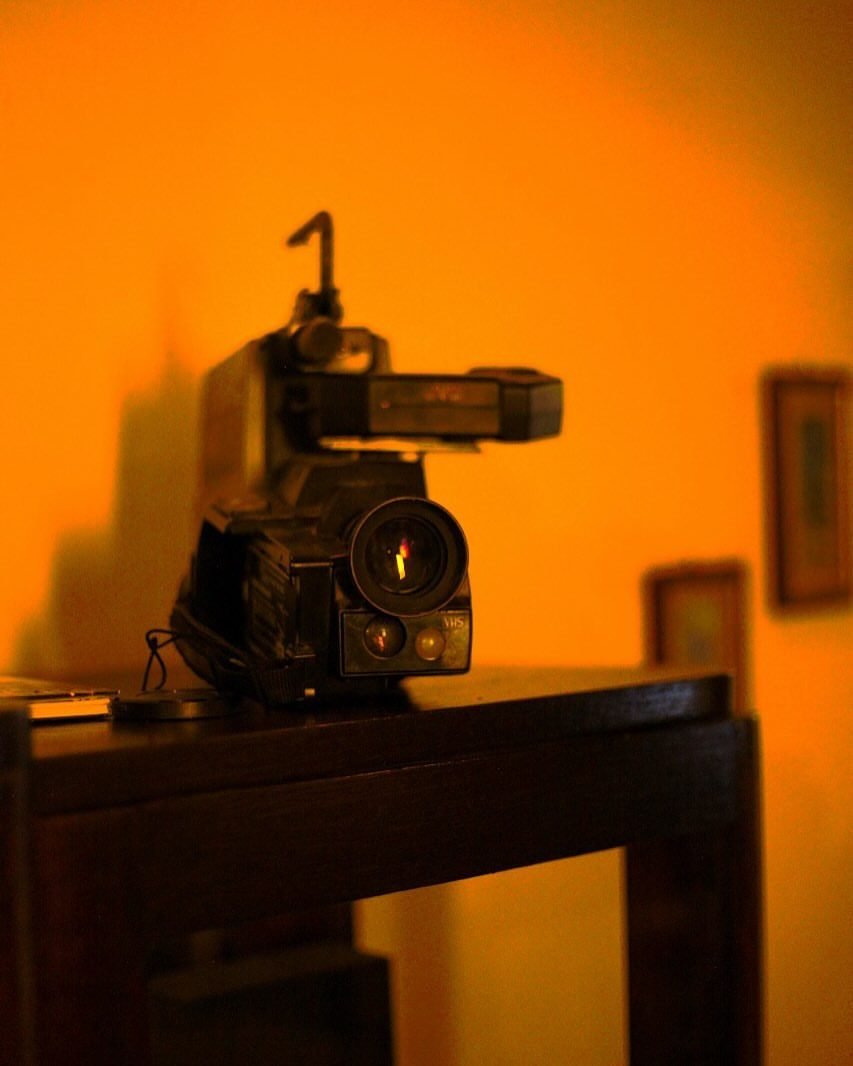 Projetor antigo sobre o móvel — o equipamento do CineMusic de quinta